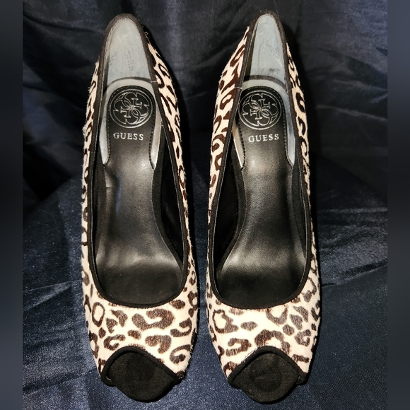 Guess Peep Toe Leopard Print Real Cow Fur Tall Platform Heels Size 5.5M - Picture 2 of 6